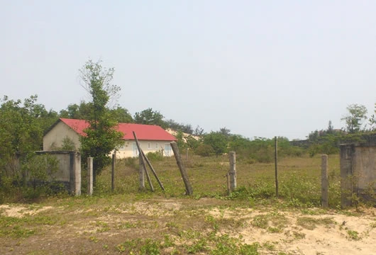 Một DA Resort ven biển xã Lộc Vĩnh sau nhiều năm được cấp phép đến nay vẫn là bãi đất trống.