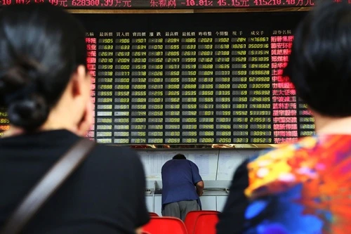 Nhà đầu tư Trung Quốc đang theo dõi bảng điện tử. Ảnh:ChinaFotoPress