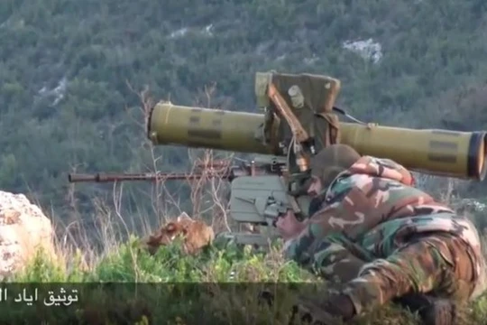 Binh sĩ quân đội Syria sử dụng tên lửa chống tăng tập kích phiến quân