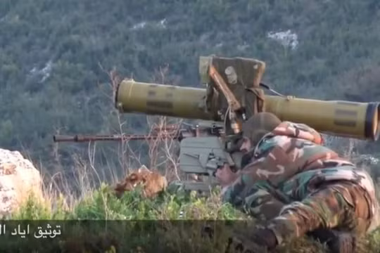 Binh sĩ quân đội Syria sử dụng tên lửa chống tăng tập kích phiến quân