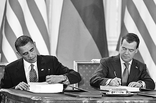 Lễ ký kết START mới giữa Tổng thống Nga (phải) và Tổng thống M