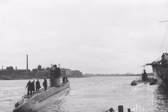 Tàu ngầm S-406 Hải quân Liên Xô trong quân cảnh thành phố Leningrad