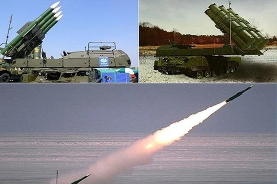 Hệ thống phòng không Buk-M3 (phía trên, bên phải) có ngoại hình tương đối khác và có tính năng vượt trội “người tiền nhiệm” Buk-M2 (phía trên, bên trái)