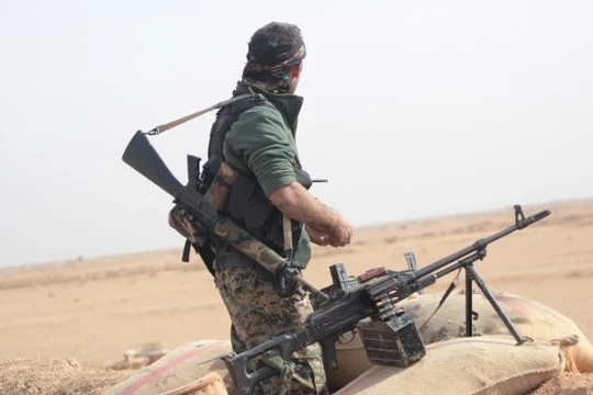 Chiến binh người Kurd trên chiến trường Afrin, tây bắc Aleppo. Ảnh minh họa: Masdar News.