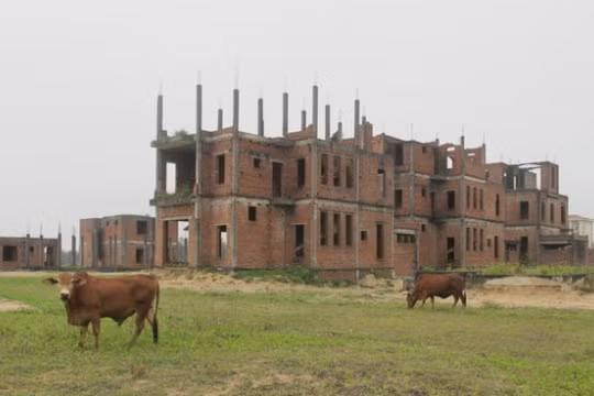 Sau hơn 10 năm triển khai, đến nay dự án vẫn còn ngổn ngang với hàng trăm biệt thự được xây dở dang đã bắt đầu xuống cấp - Ảnh: Hồ Văn