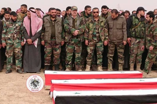 Quân đội Syria đưa tang các binh sĩ, những người đã thiệt mạng vì cuộc không kích của Mỹ ở Deir Ezzor. Ảnh Muraselon