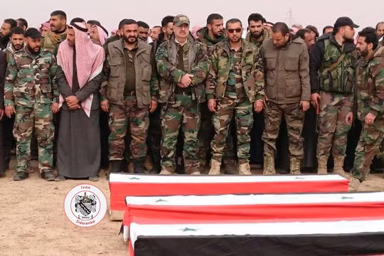 Quân đội Syria đưa tang các binh sĩ, những người đã thiệt mạng vì cuộc không kích của Mỹ ở Deir Ezzor. Ảnh Muraselon