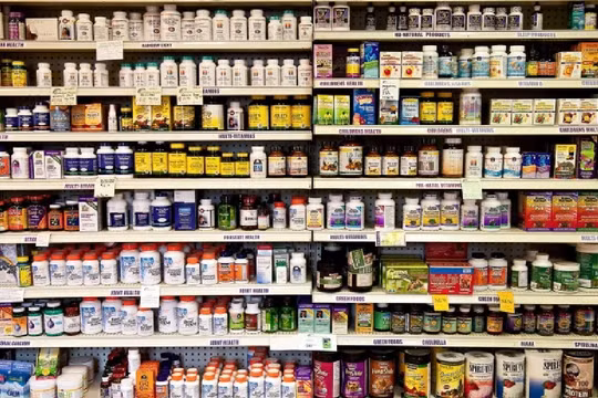 Kệ vitamin trong một cửa hàng thực phẩm. Ảnh CNBC