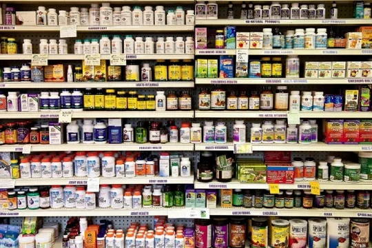 Kệ vitamin trong một cửa hàng thực phẩm. Ảnh CNBC
