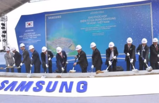 Các đại biểu thực hiện nghi thức khởi công khu phức hợp điện tử gia dụng Samsung tại Khu Công nghệ cao, Quận 9, TPHCM. Nguồn: hochiminhcity.gov.vn.