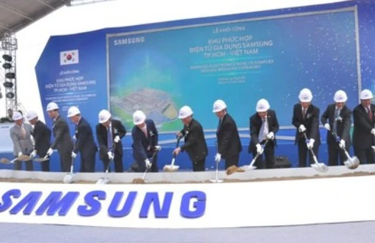 Các đại biểu thực hiện nghi thức khởi công khu phức hợp điện tử gia dụng Samsung tại Khu Công nghệ cao, Quận 9, TPHCM. Nguồn: hochiminhcity.gov.vn.