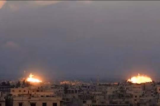 Pháo binh quân đội Syria bắn phá chiến tuyến phiến quân ở Đông Ghouta - ảnh minh họa Masdar News
