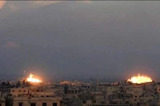 Pháo binh quân đội Syria bắn phá chiến tuyến phiến quân ở Đông Ghouta - ảnh minh họa Masdar News
