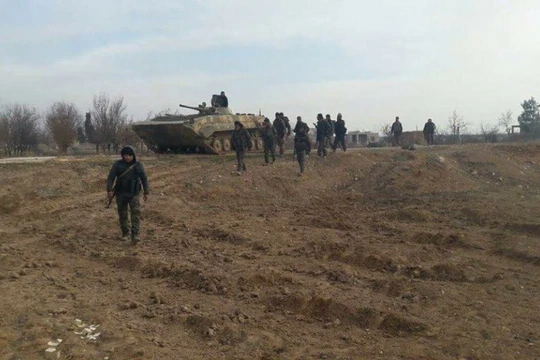 Binh sĩ sư đoàn Tiger tiến vào thị trấn Kafr Naboudeh vừa giải phóng. Ảnh video truyền thông Tiger