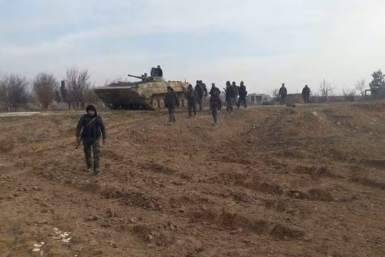 Binh sĩ sư đoàn Tiger tiến vào thị trấn Kafr Naboudeh vừa giải phóng. Ảnh video truyền thông Tiger