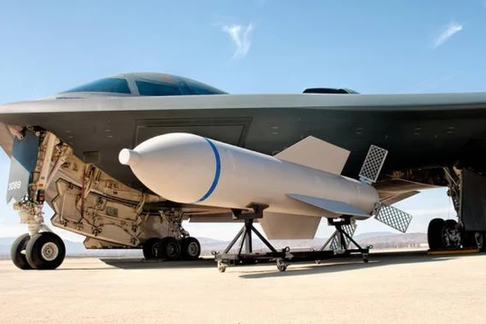 Bom xuyên hầm ngầm GBU-57 MOP và B-2. Ảnh: Jim Mumaw tháng 07.2009. 