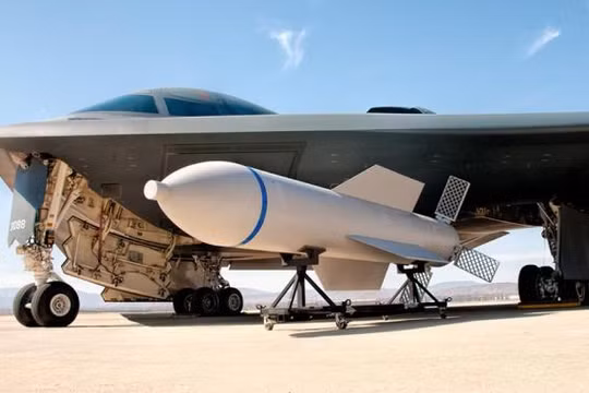 Bom xuyên hầm ngầm GBU-57 MOP và B-2. Ảnh: Jim Mumaw tháng 07.2009. 