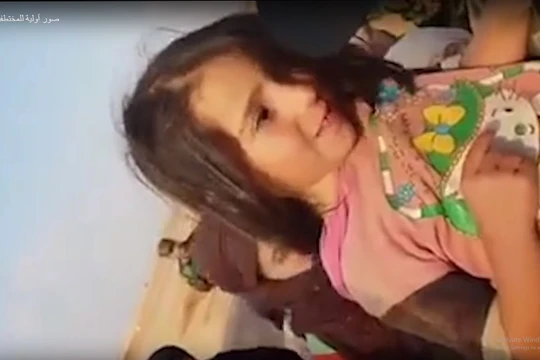 Một con tin trẻ em được giải phóng ở Sweida.