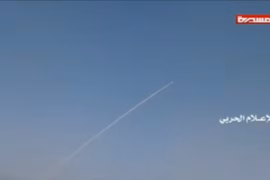 Tiểu đoàn tên lửa Yemen thuộc Houthi phóng tên lửa dẫn đường Badir-1P. Ảnh minh họa: South Front.