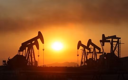Giá dầu trên thị trường châu Á tăng trở lại từ mức giảm sâu