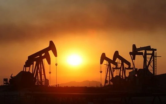 Giá dầu trên thị trường châu Á tăng trở lại từ mức giảm sâu