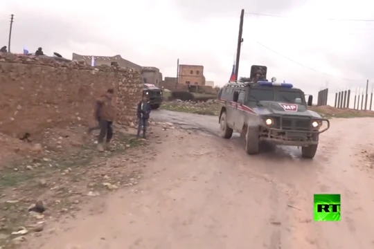 Lực lượng quân cảnh Nga tuần tra trên vùng ngoại ô Manbji.