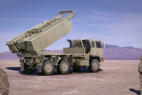 Tên lửa đạn đạo DeepStrike do tập đoàn Raytheon phát triển trên xe phóng M142 HIMARS