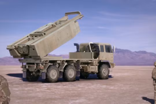Tên lửa đạn đạo DeepStrike do tập đoàn Raytheon phát triển trên xe phóng M142 HIMARS