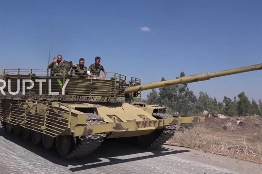 Xe tăng quân đội Syria tiến công vào thị trấn al-Shajara trên vùng nông thôn Daraa. Ảnh video