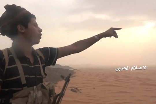 Binh sĩ Houthi tiến công lien minh quân sự do Ả rập Xê út dẫn đầu. Ảnh minh họa Masdar News