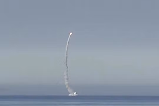 Tàu ngầm Nga phóng tên lửa Kalibr trên biển Địa Trung Hải - ảnh minh họa video RT