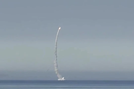 Tàu ngầm Nga phóng tên lửa Kalibr trên biển Địa Trung Hải - ảnh minh họa video RT