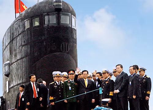 Thủ tướng Nguyễn Tấn Dũng tới thăm kíp thủy thủ tàu ngầm Việt Nam học tập tại Liên bang Nga