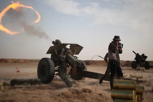 Pháo binh quân đội Syria tập kích vào các nhóm chiến binh IS trên chiến trường Deir Ezzor