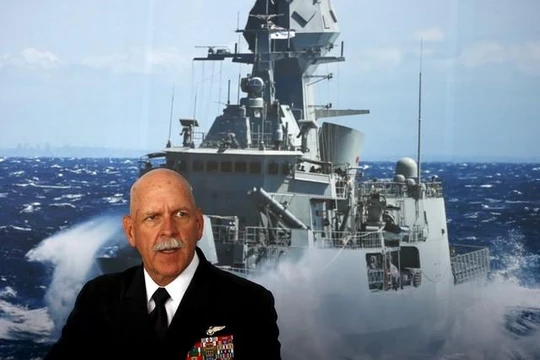 Tư lệnh Hạm đội Thái Bình Dương, đô đốc Scott Swift trước tấm áp phích lớn một tàu khu trục nhỏ của Úc trong một cuộc họp báo tại 2015 tại triển lãm Hàng hải quốc tế ở Sydney, Úc, 06.10.2015.