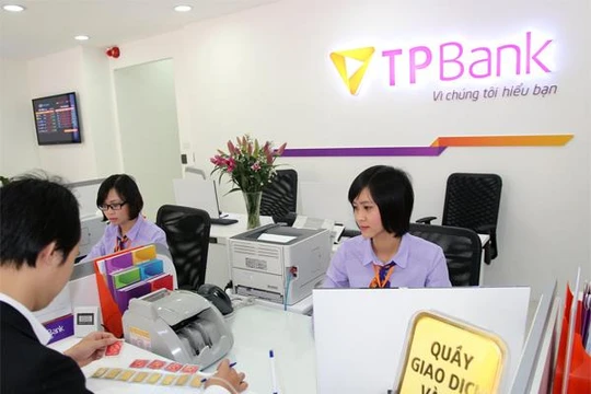 Ngân hàng áp lãi cao cắt cổ với thẻ tín dụng