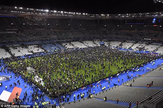  Những khoảnh khắc hãi hùng vụ tấn công đẫm máu tại Paris