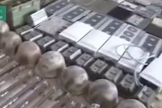 Kho vũ khí khổng lồ của lực lượng Hồi giáo cực đoan ở Douma.Ảnh minh họa video.