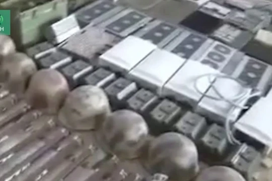 Kho vũ khí khổng lồ của lực lượng Hồi giáo cực đoan ở Douma.Ảnh minh họa video.