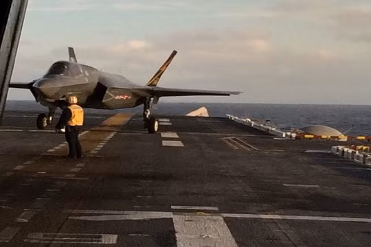 Máy bay F-35B hạ cánh thẳng đứng trên tàu sân bay