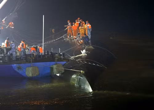 Nhân viên cứu hộ tìm kiếm người sống sót tại hiện trường tối 2/6. Ảnh: Reuters.
