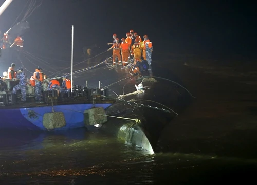 Nhân viên cứu hộ tìm kiếm người sống sót tại hiện trường tối 2/6. Ảnh: Reuters.