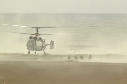 Lực lượng Hải quân đánh bộ Nga đổ bộ đường không - biển ở bờ biển Latakia, Syria. Ảnh minh họa video Ruptly.