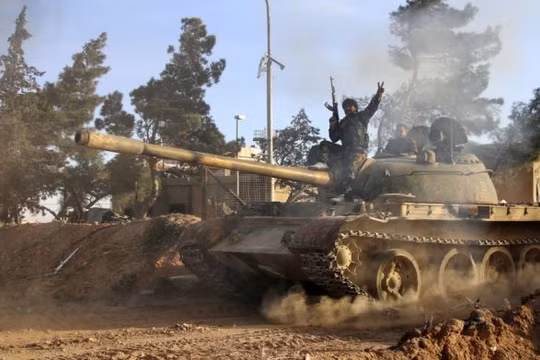 Xe tăng quân đội Syria tiến công trên chiến trường Hama - ảnh minh họa Muraselon