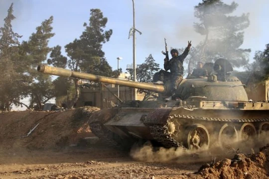 Xe tăng quân đội Syria tiến công trên chiến trường Hama - ảnh minh họa Muraselon