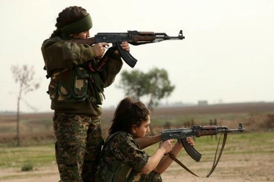 Video: Những nữ binh dũng cảm bảo vệ đất mẹ Syria
