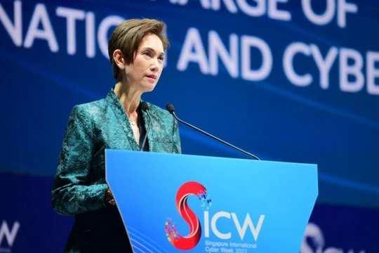 Bộ trưởng Truyền thông và Thông tin kiêm Bộ trưởng phụ trách Quốc gia Thông minh và An ninh mạng Josephine Teo. Ảnh Tech Wire Asia.