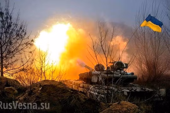 Xe tăng Ukraine pháo kích vào chiến tuyến của lực lượng dân quân Donesk