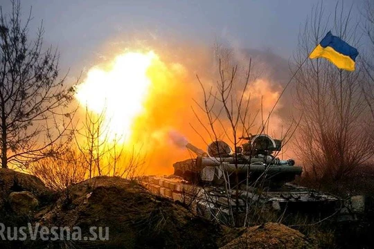 Xe tăng Ukraine pháo kích vào chiến tuyến của lực lượng dân quân Donesk