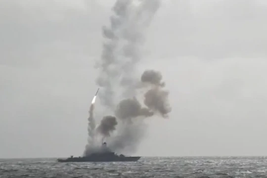 Chiến hạm Nga phóng tên lửa hành trình Kalibr. Ảnh RT